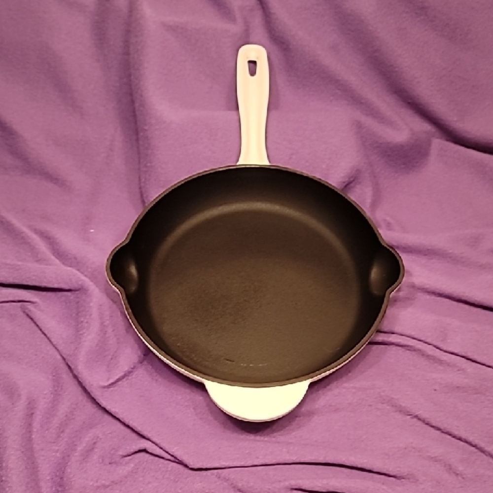 0705. inspired home Bel Fer White Enameled Cast Iron 10.25" Skillet Limited Ed.
